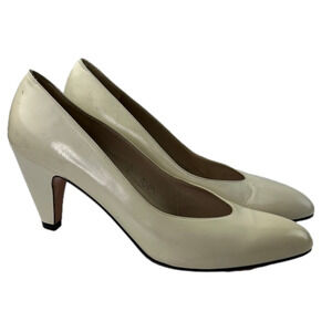 Classic Vintage Ferragamo off white 3" heels